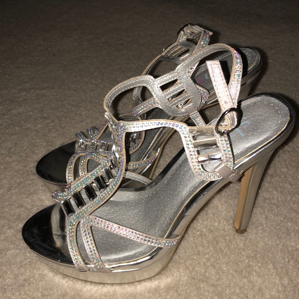 “Shi” High Heels